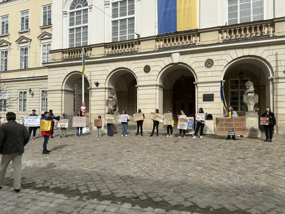 У Львові пікетували Садового щодо вимоги фінансування ЗСУ