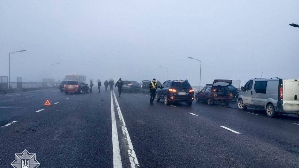 У Львові на Скнилівському мосту зіштовхнулося  25 автівок