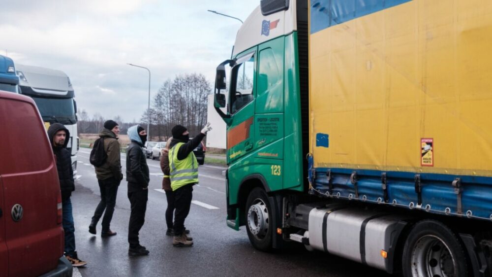 Польські протестувальники відновлюють блокування пункту “Корчова – Краківець”