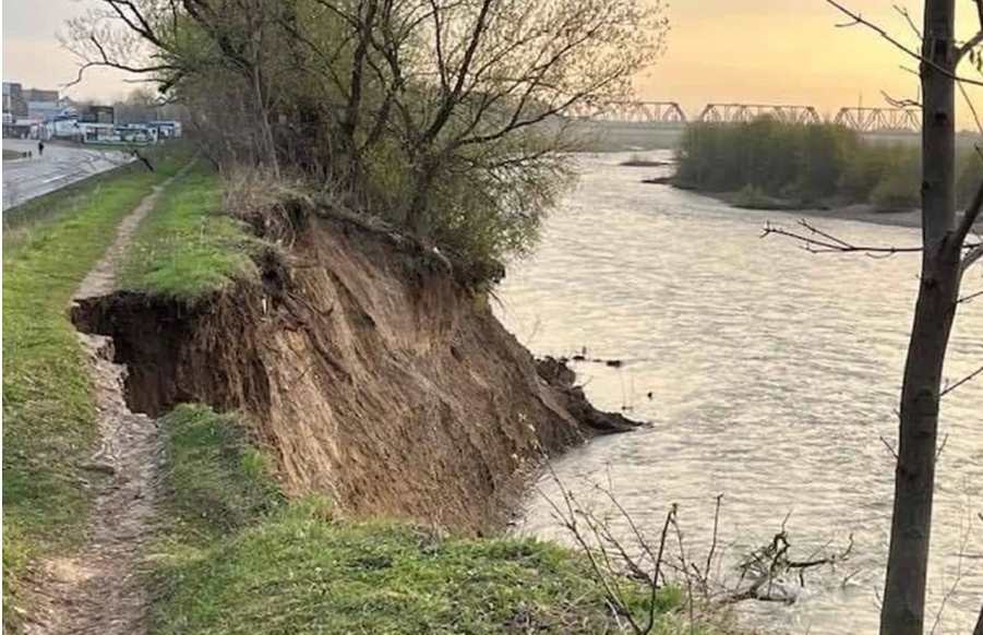 У межах об’їзної траси на Львівщині зсунулась земляна дамба