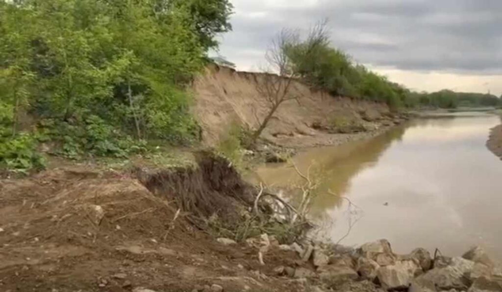 На Львівщині ліквідовують наслідки аварійного обвалу берега річки Стрий