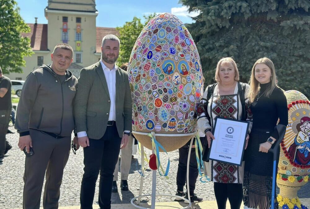 Майстриня на Львівщині створила найбільшу в Україні мозаїчну писанку