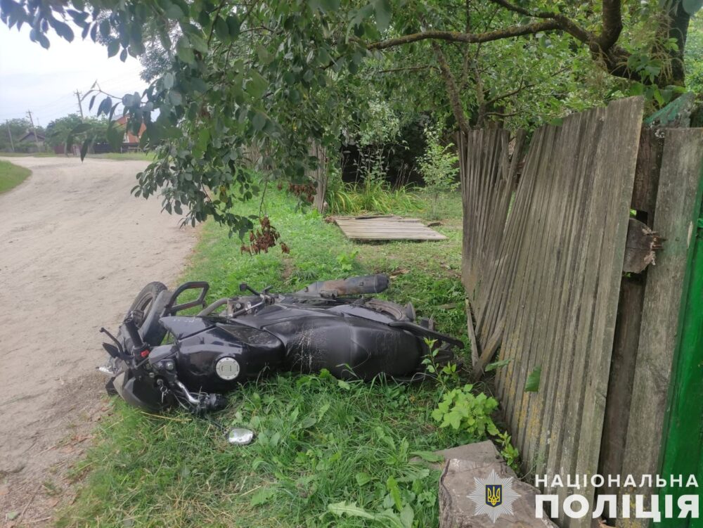 П’яний мотоцикліст разом із пасажиром влетів в огорожу на Львівщині