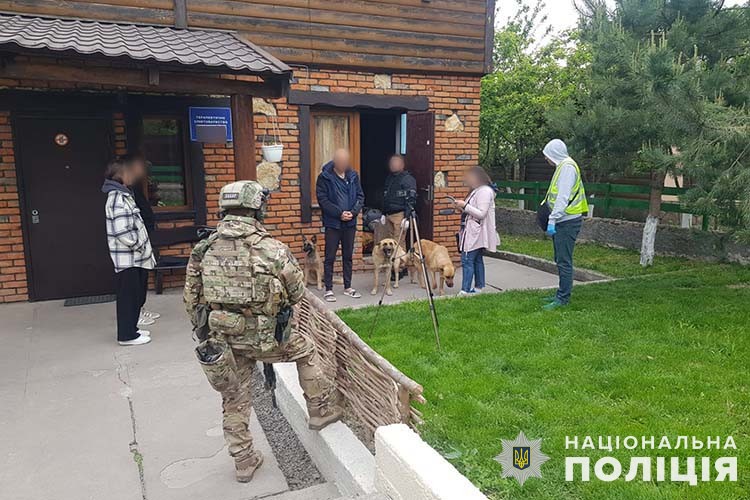 На Тернопільщині затримали злочинну групу, яка тримала в неволі 35 людей