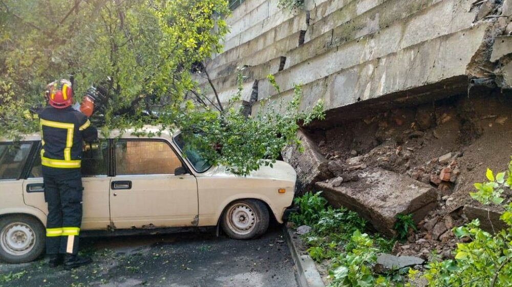 У Тернополі обвалилась підпірна стіна