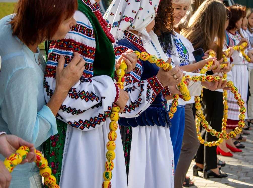 На Львівщині створили найдовше дерев’яне намисто в Україні