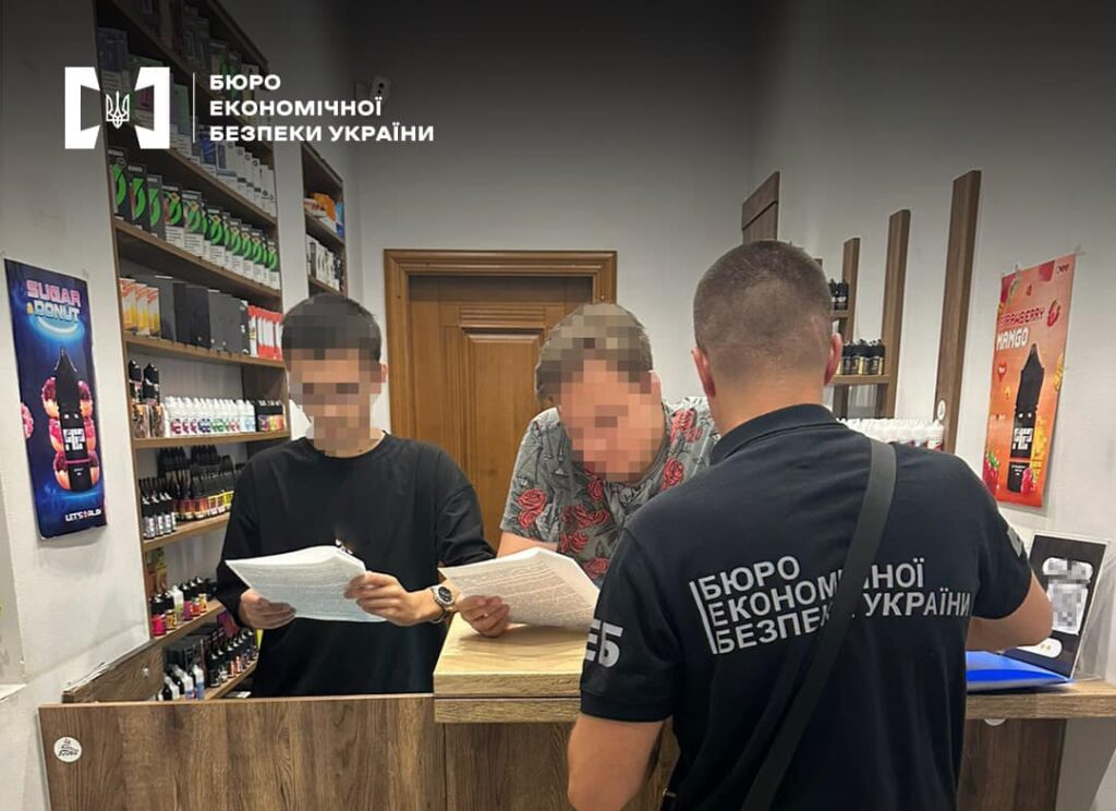 На Львівщині викрили мережу магазинів, де незаконно продавали електронні сигарети