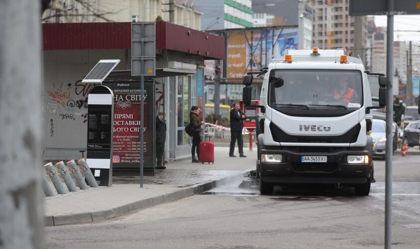 У Львові покарають водія водовоза, який під час дощу спускав із машини воду