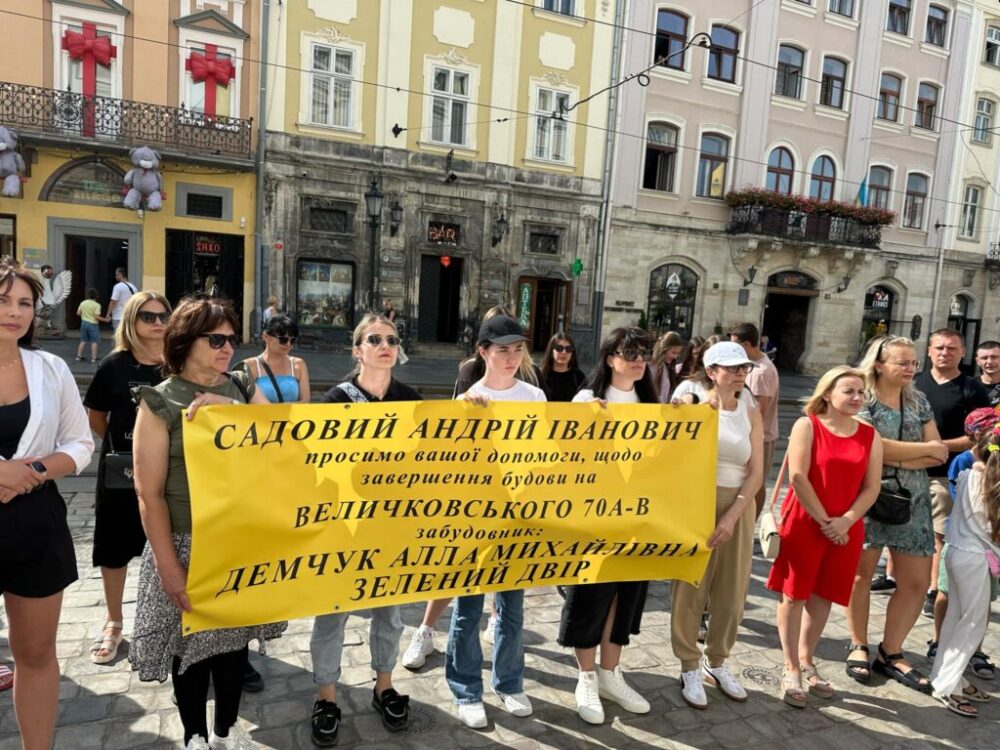 У Львові пікетують Садового через аварійну багатоповерхівку, яку здали в експлуатацію