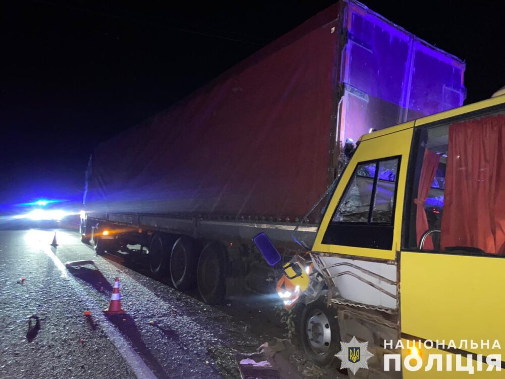 На Львівщині внаслідок аварії пасажирського автобуса з автопоїздом загинув водій