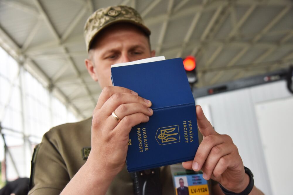 Прикордонники Львівщини викрили псевдоподружжя з різницею у 22 роки