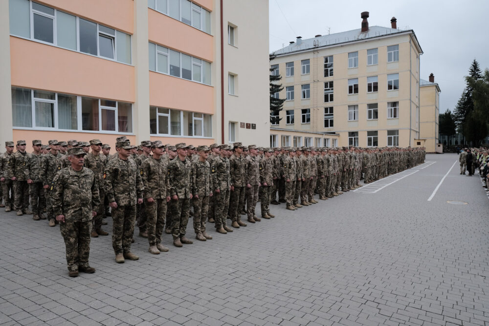 Понад 200 першокурсників Ліцею імені Героїв Крут у Львові склали присягу