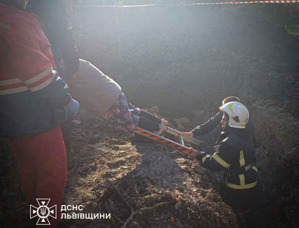 У Львові рятувальники витягли з траншеї 81-річну жінку