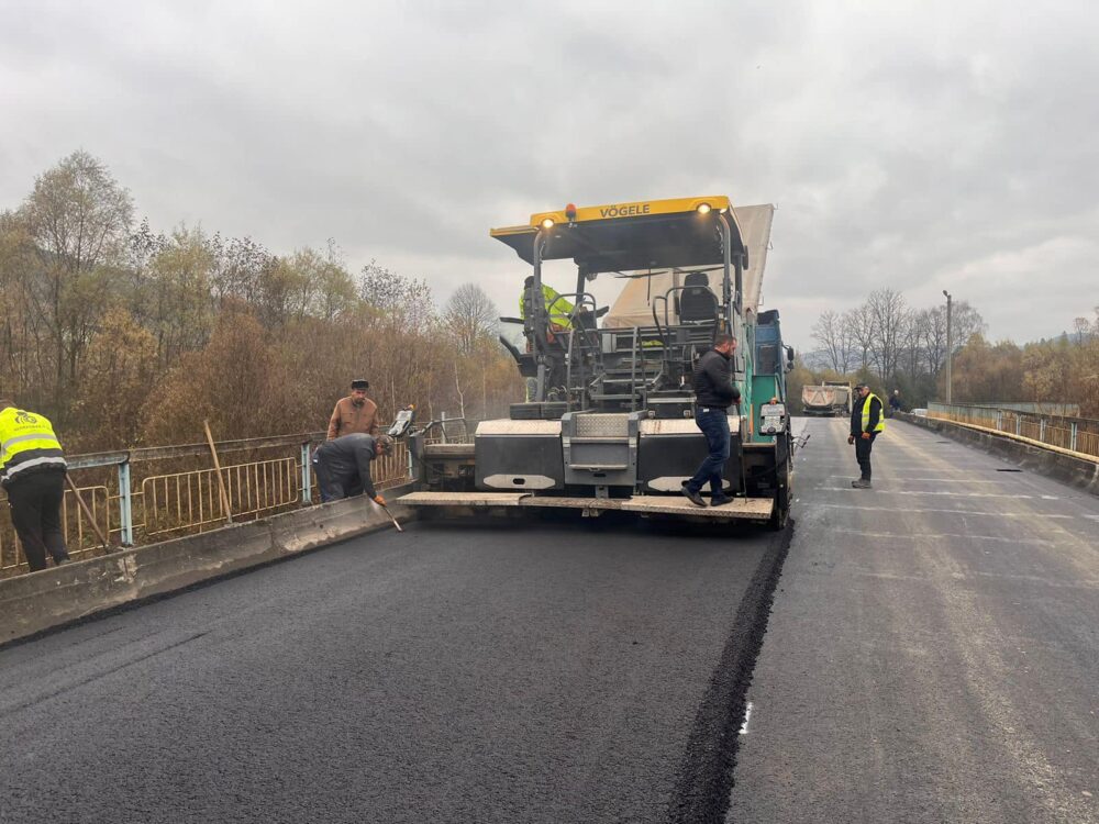 На Львівщині завершують ремонт мостового переходу