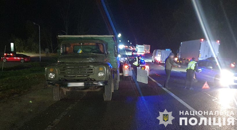 Поблизу Львова внаслідок наїзду вантажівки загинув чоловік