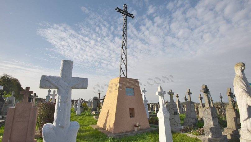 На Львівщині судили батьків, чиї діти розмалювали могили на кладовищі