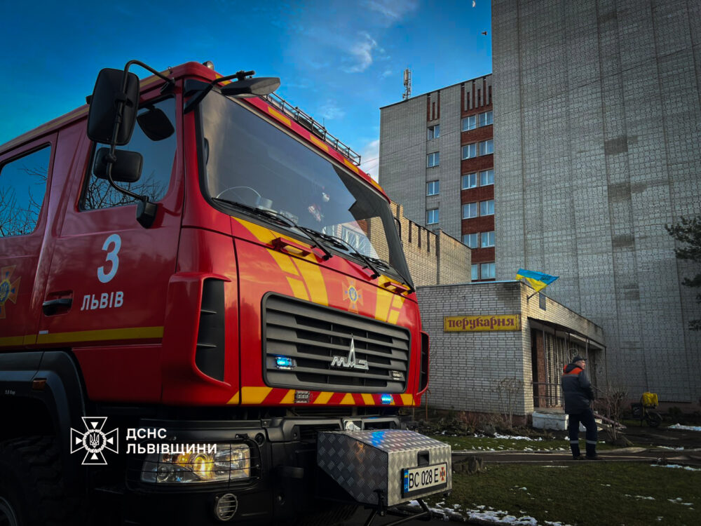 Понад 40 рятувальників гасили пожежу у львівському гуртожитку