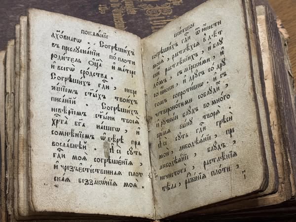 Львівські митники передали до бібліотеки стародруки, які вилучили на кордоні