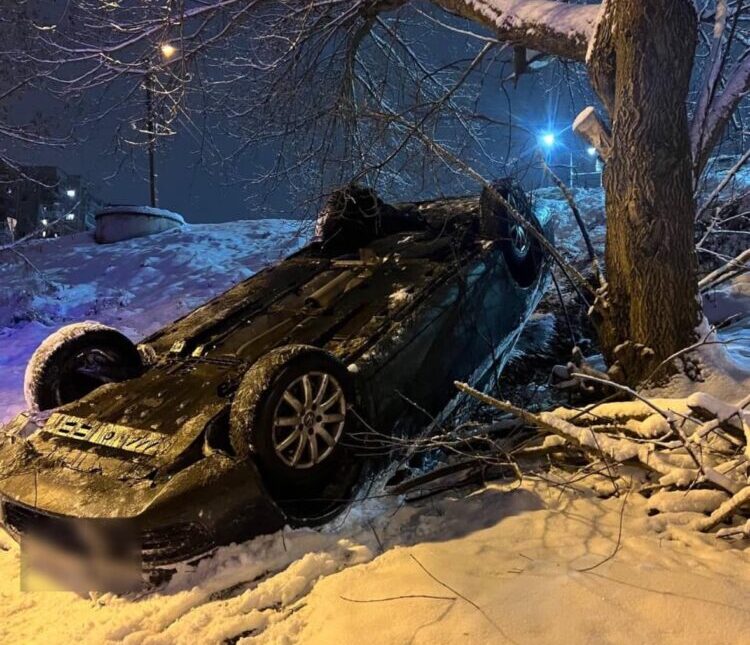 16-річний водій лековика у Львові перекинувся на дах та злетів у кювет