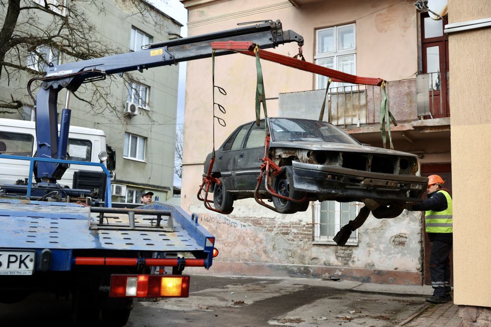 У Львові евакуювали на спецмайданчик два занедбані автомобілі