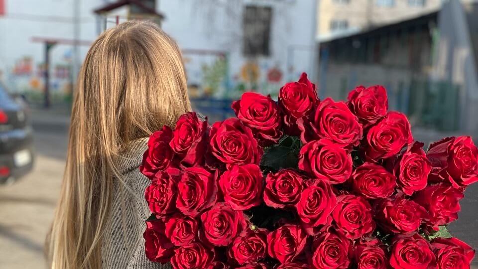 У Львові судили студентку, яка через ревнощі побила хлопця букетом квітів і палицею