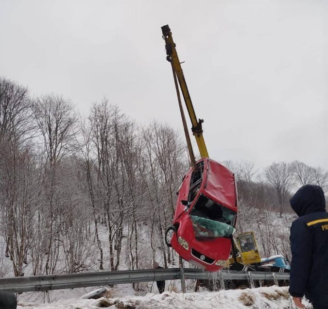 На трасі «Мукачево-Львів» автомобіль злетів у річку