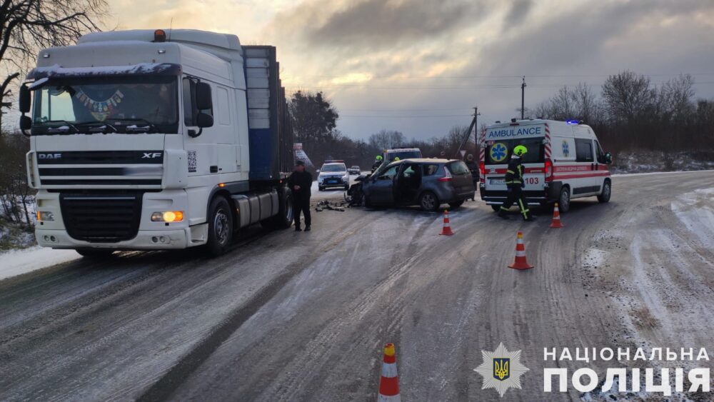 Внаслідок аварії з вантажівкою на Львівщині четверо людей потрапили до лікарні