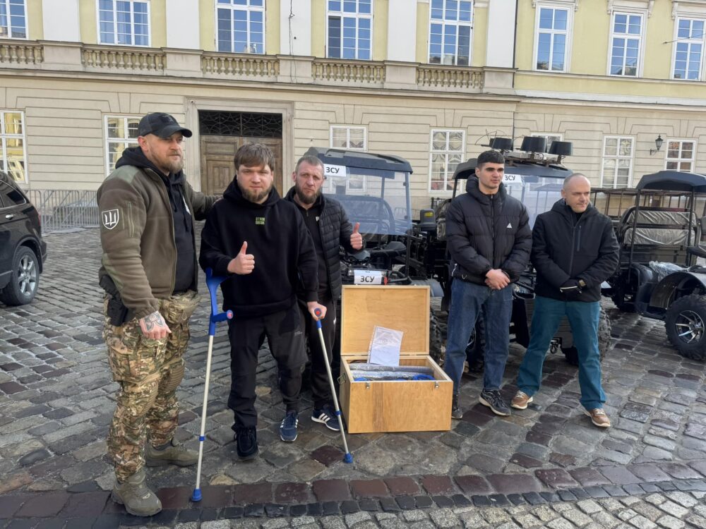 На Львівщині поранений військовий разом з благодійниками передали на фронт автівки, РЕБи та багі