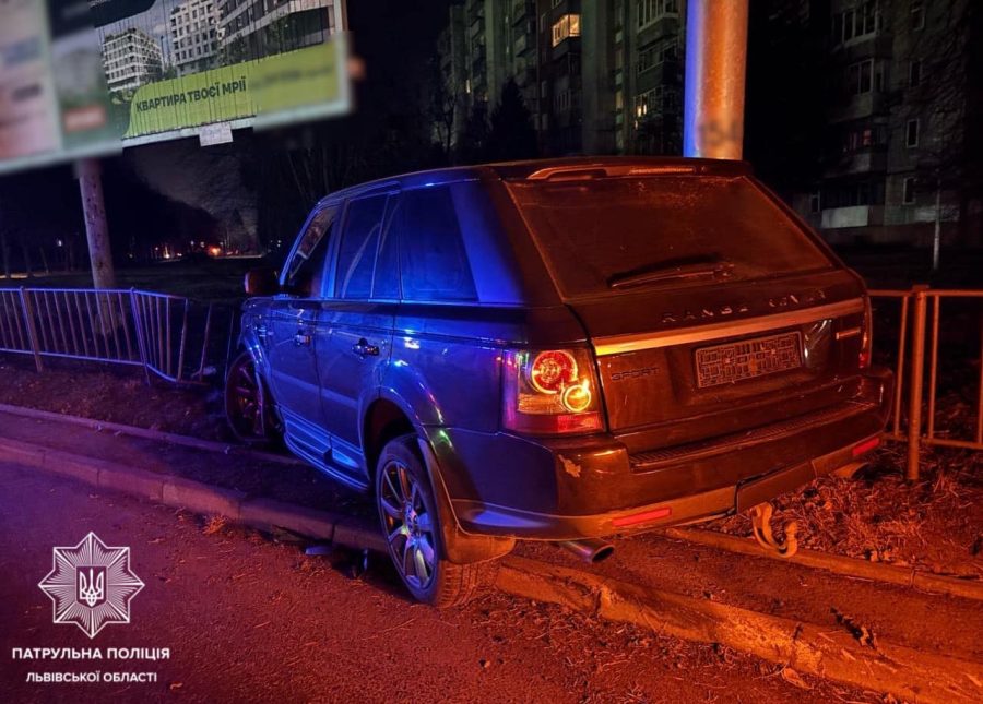 У Львові п’яний водій на Range Rover протаранив огорожу