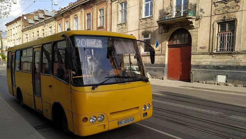 У Львові оштрафували водія маршрутки, який залишив місце аварії