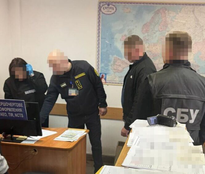 Двох львівських митників затримали на хабарі за пропуск автівок під розмитнення