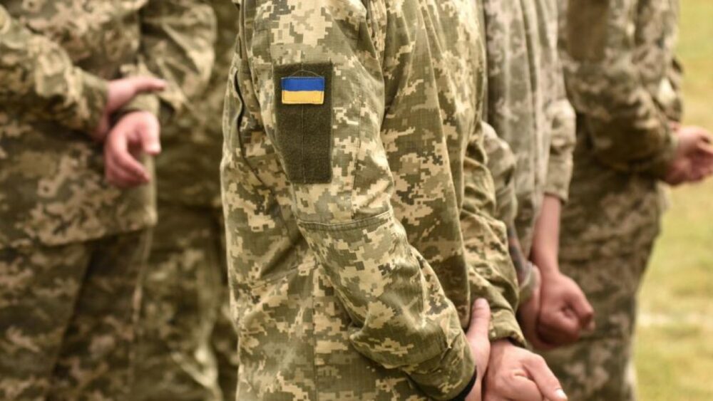 Суд на Львівщині дозволив двом засудженим чоловікам служити за контрактом у ЗСУ