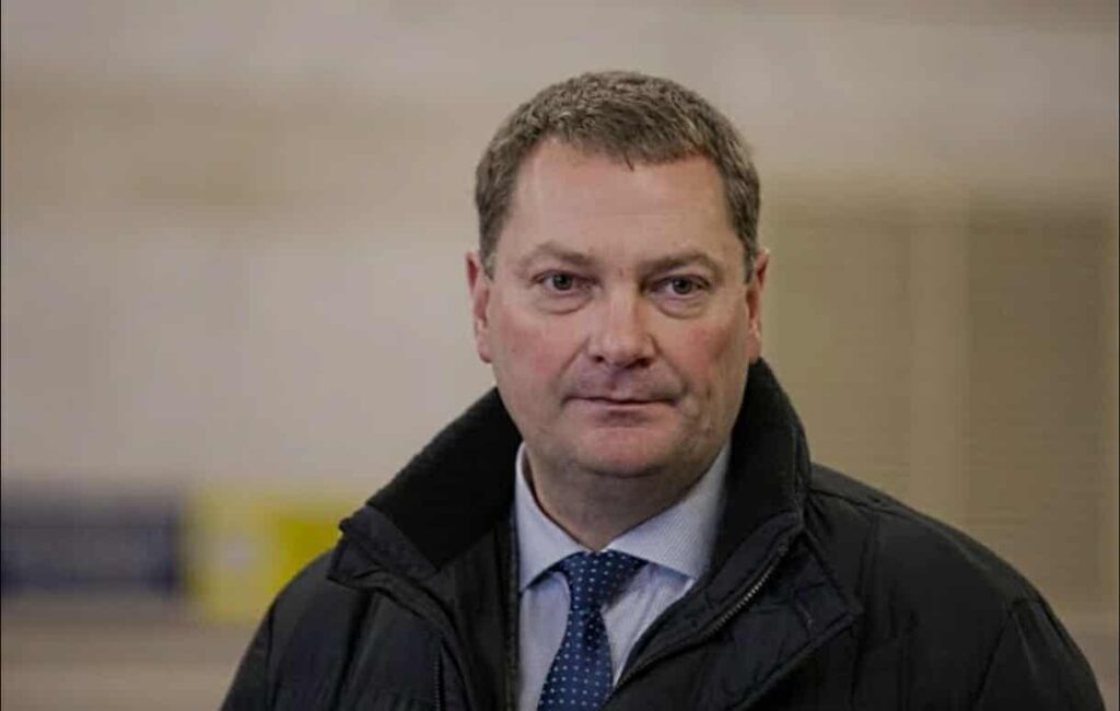 Головний по ремонту доріг «за Синютки» Кандибор купляє дорогі авто та передав доньці 53 тисячі доларів