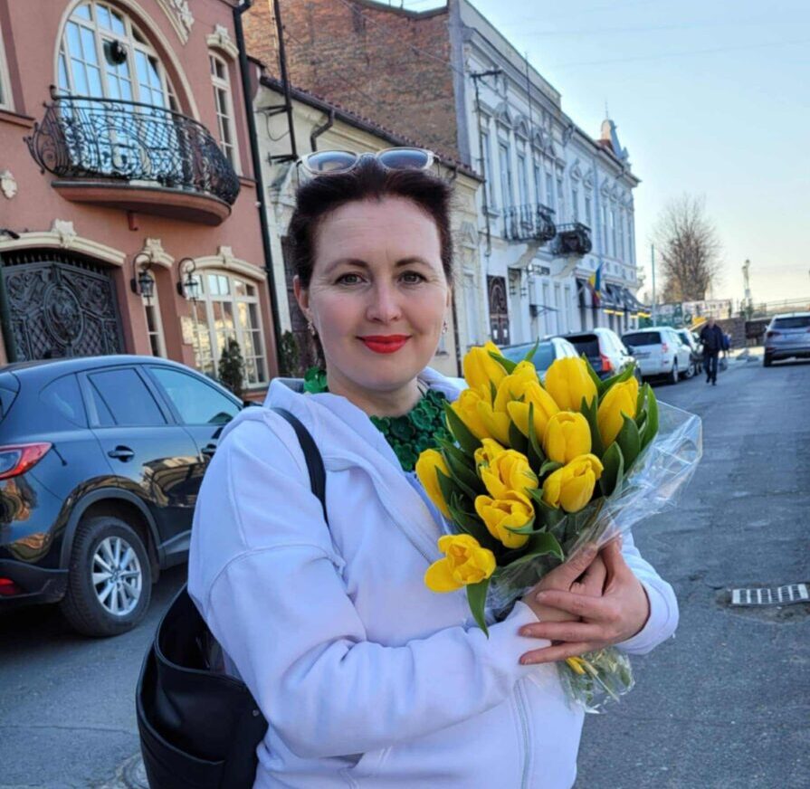 «Фабрику ниток» Лесі Кічури презентували на сцені театру в Ужгороді
