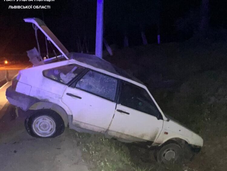 На Львівщині п’яний водій, утікаючи від поліції, врізався в стовп