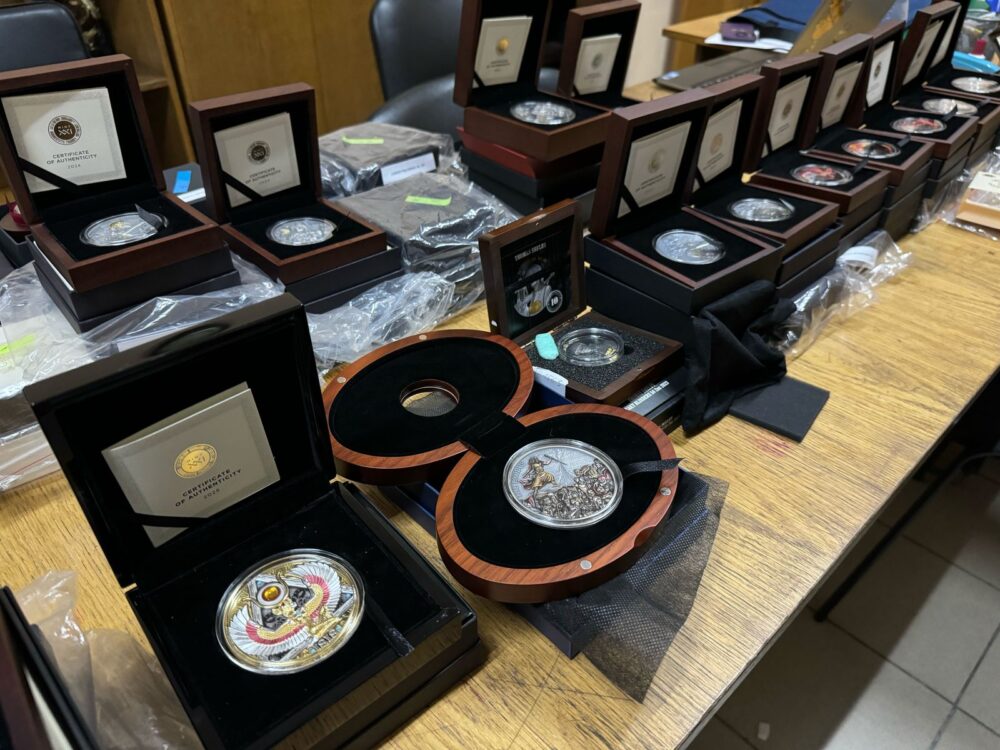 Львівські митники викрили контрабанду взуття та монет на мільйон гривень