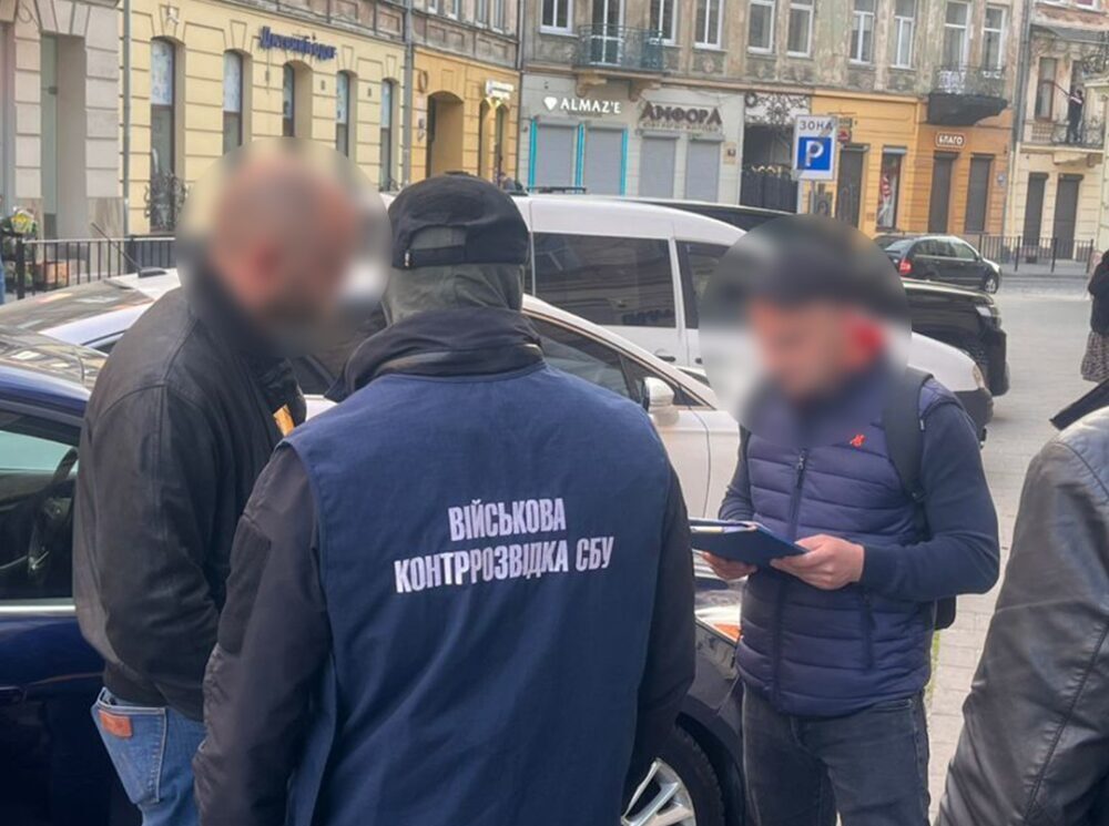 Поліція затримала львівського адвоката зі спільницею на хабарі 2000 доларів