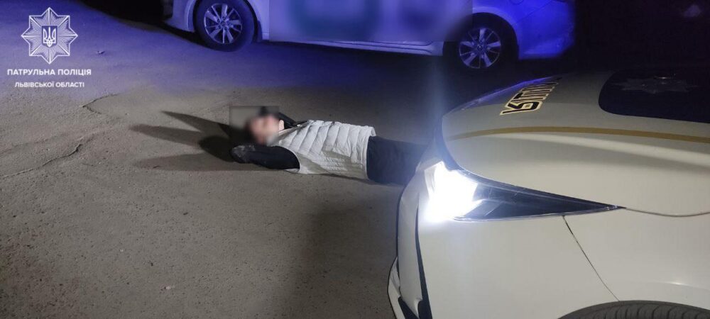 П’яний таксист у Львові скоїв ДТП і ліг на землю, бо не міг стояти на ногах