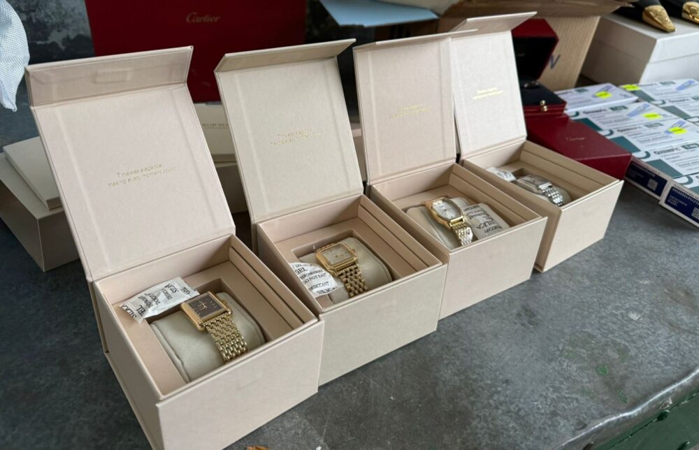 Львівські митники затримали контрабанду Cartier, Hermes та Yves Saint Laurent