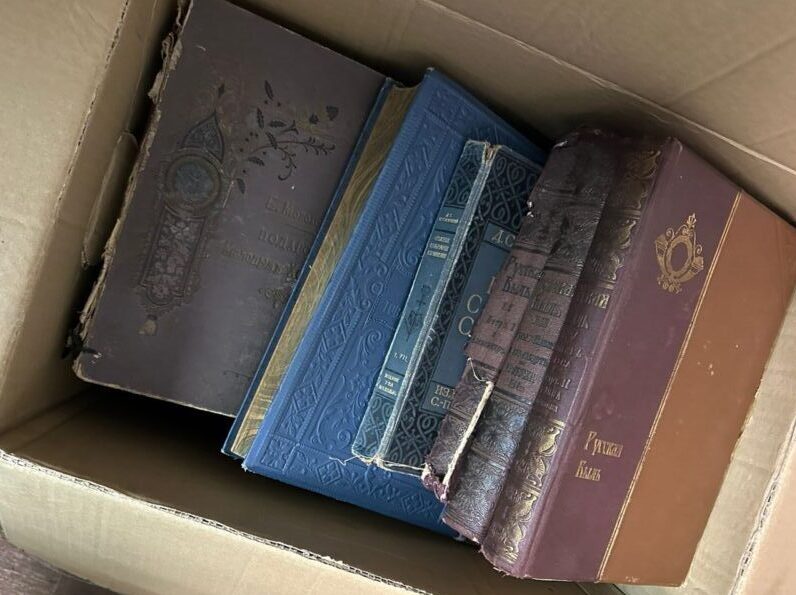 Мешканець Львівщини намагався вивезти за кордон 50 антикварних книг