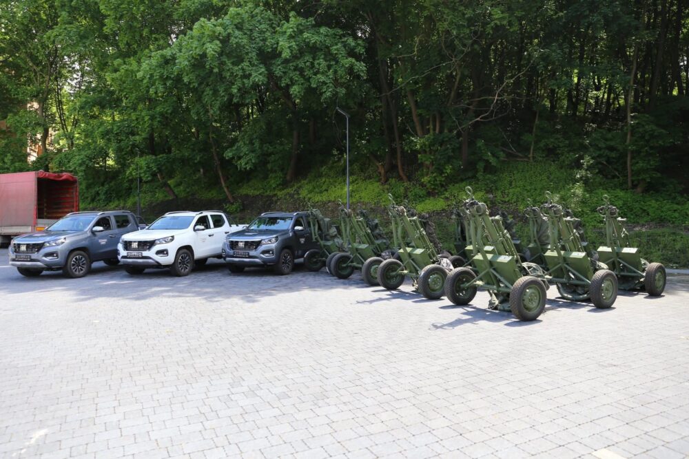 Благодійники зі Львівщини передали на фронт партію мінометів та три авто