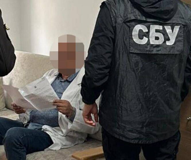 На Львівщині затримали заступника директора районної лікарні, який оформляв інвалідність ухилянтам