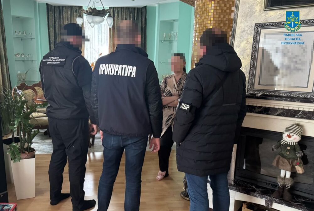 Інспекторку митниці, яка переправляла призовників за кордон, підозрюють у махінаціях на майже 3 млн грн