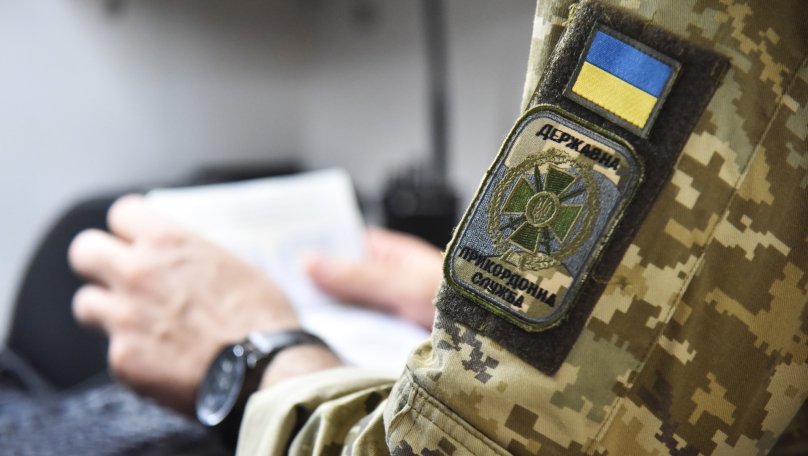 На Львівщині судили прикордонника, який надав незаконний дозвіл на виїзд за кордон 27 чоловікам