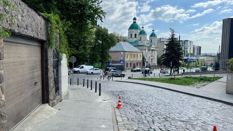Водій легковика у Львові збив жінку на тротуарі
