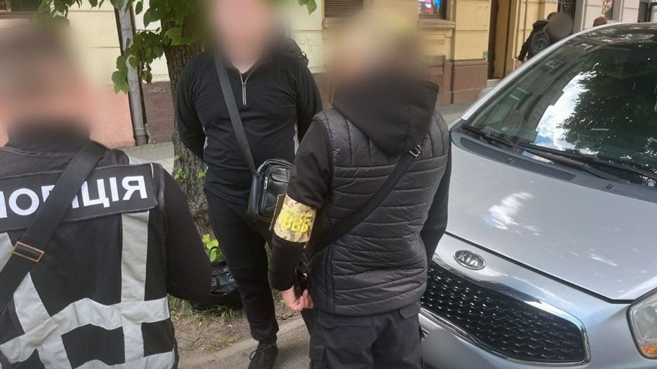 У Львові затримали двох чоловіків, які обіцяли військовослужбовцю втечу з армії