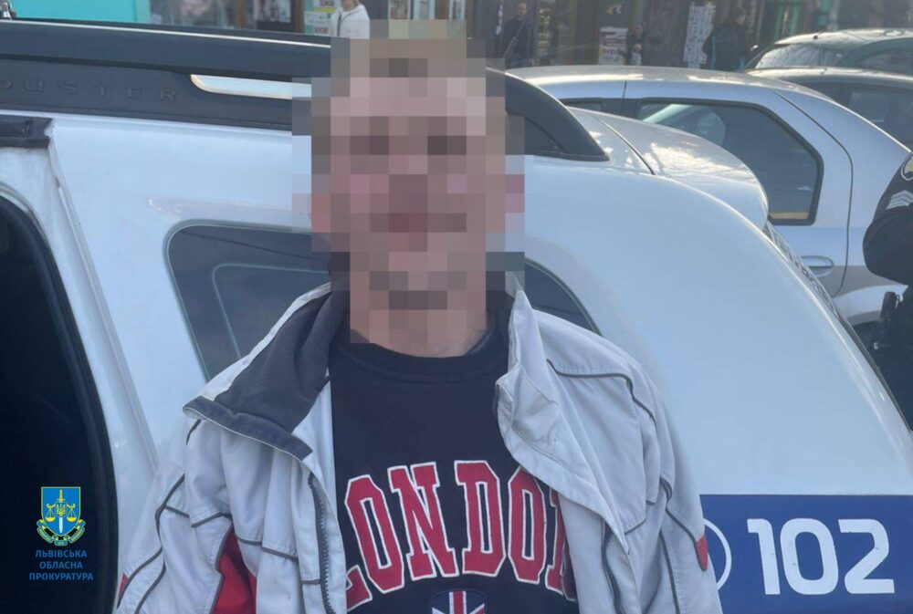 Львів’янин посеред дня розбив вітрину та пограбував аптеку