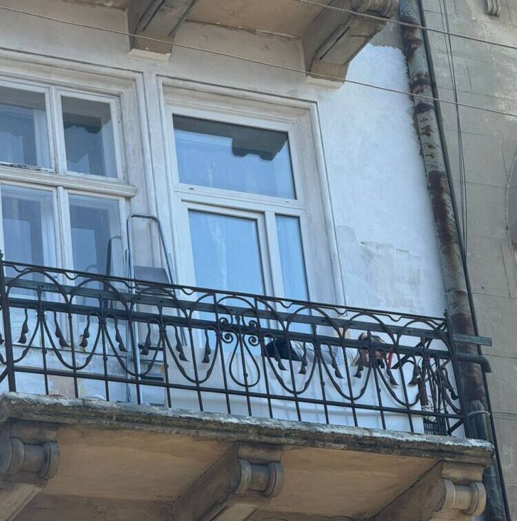 Львів’янку, яка пофарбувала фасад у центрі міста, зобов’язали повернути історичний вигляд будинку
