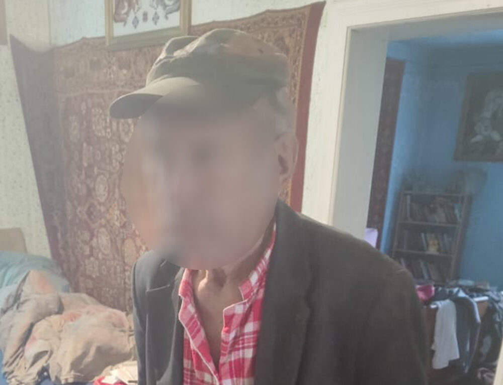 77-річний мешканець Львівщини накинувся зі сокирою на родича, який спав