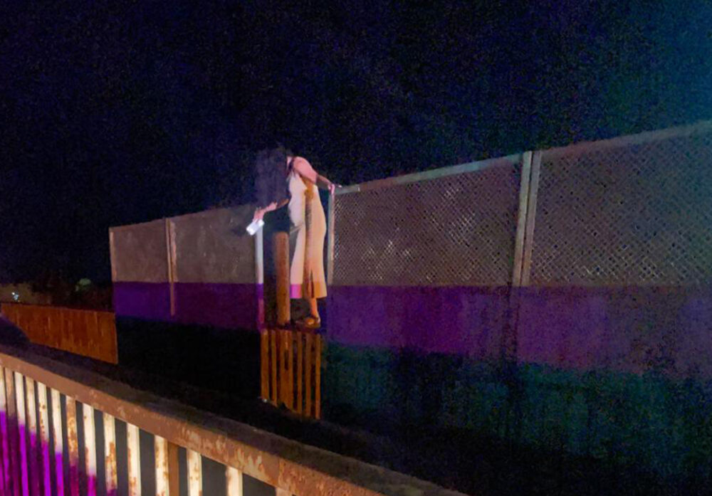 Поліцейські Львівщини врятували матір чотирьох дітей, яка намагалася стрибнути з мосту
